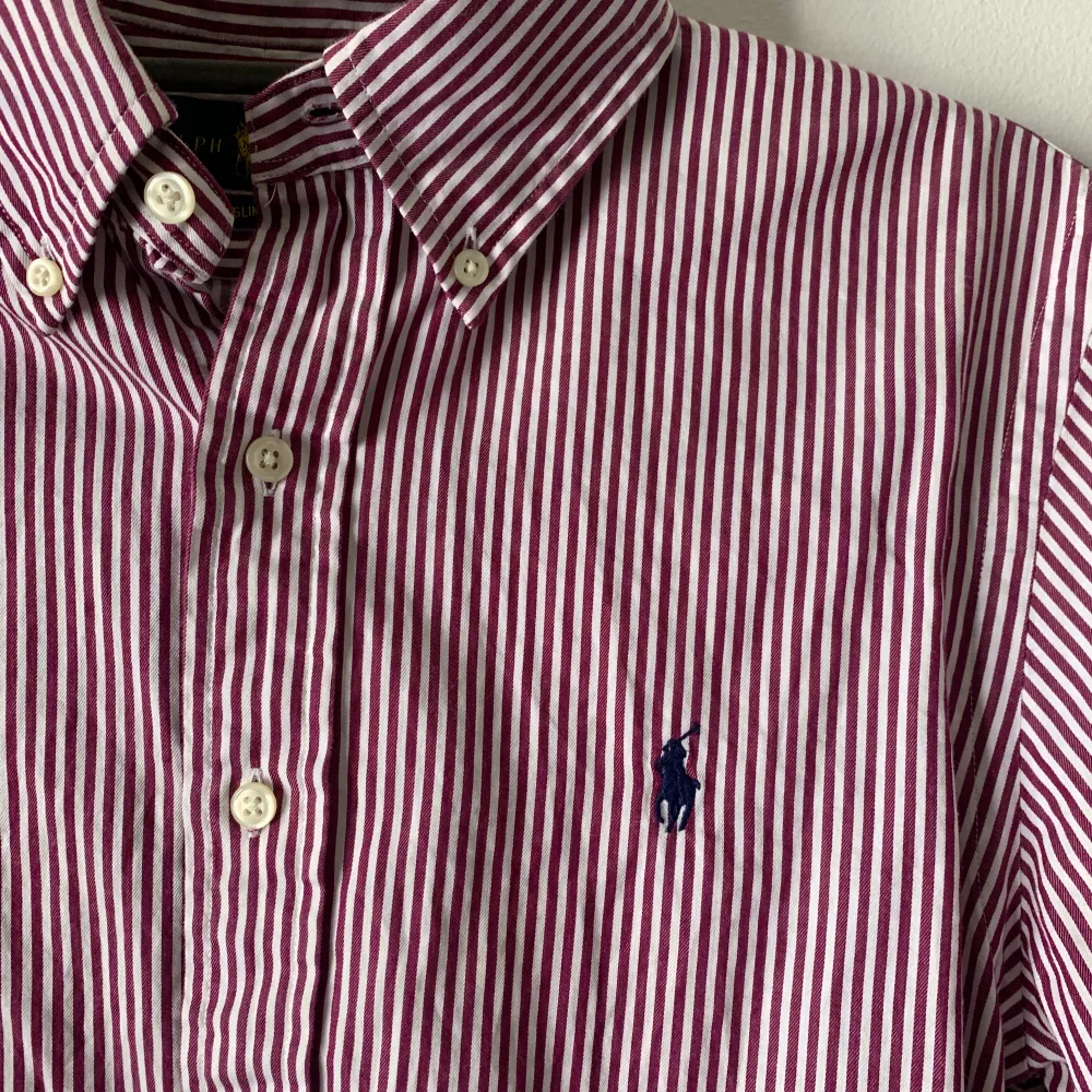 Ralph Lauren burgundy and whit striped shirt with a navy embroidered logo  Size S 💜. Skjortor.