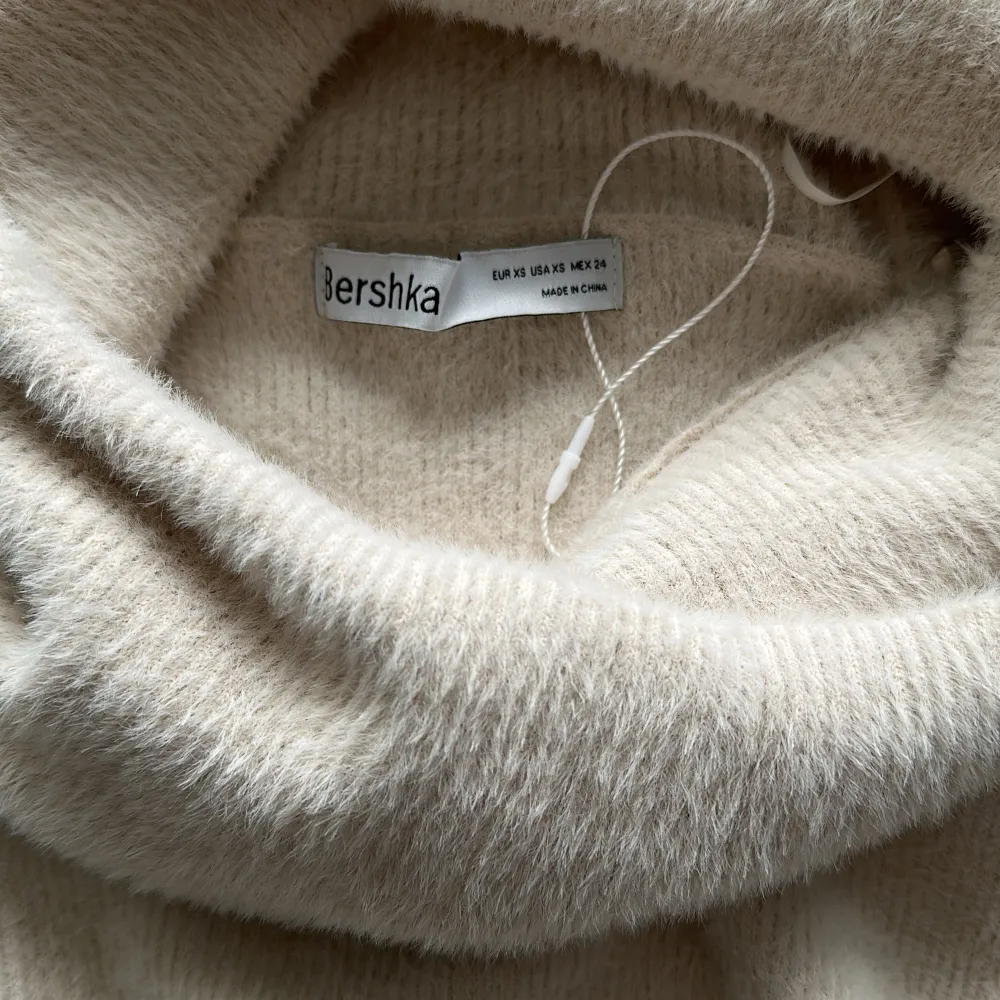 Säljer snygg beige offshoulder tröja köpt från zalando och testat en gång  storlek xs liten och tight modell . Stickat.