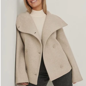 Helt ny dubbelknäppt kappa - NAKD  - Helt ny oanvänd dubbelknäppt beige kappa från NAKD med alla lappar kvar, strl 36 😍 Slutsåld på deras hemsida!  Kan mötas upp & skickas, köparen står för frakten 🤍