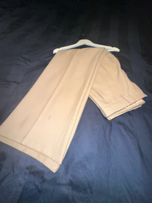 Stockholmsurfboardclub byxor - Ett par superfina loose fit chinos från ssc. Passar bra till finklätt men också en mer casual klädsel. Fantastiskt sköna är de också! Nypris 2500, men jag släpper de mycket billigt pga att de inte riktigt är min stil längre!