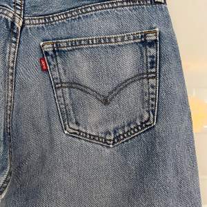 Levis jeans med modell 501. Är köpta secondhand, har sprätt upp sömnen längst ner för att få dem längre. Är en strl 32 men skulle säga den är en 28/29. 