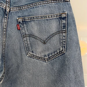 Levis jeans 501 - Levis jeans med modell 501. Är köpta secondhand, har sprätt upp sömnen längst ner för att få dem längre. Är en strl 32 men skulle säga den är en 28/29. 