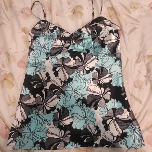 Y2K Linne - Linne i silkes liknade tyg, storlek L men passar även bra på en M