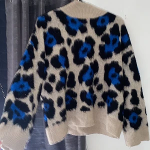 Stickad tröja  - Fin i materialet men tyvärr för liten för mig! Parfekt nu till hösten när de börjar bli kallare då dem e väldigt mysig! 