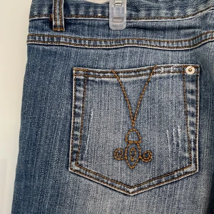 Blå bootcut jeans  - Blå bootcut jeans, köpta second hand. Har lite stretch i sig. Kommer i fint skick. 