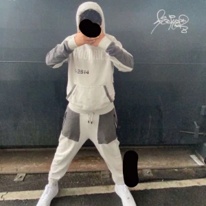 Hoodrich sett  - Säjer pågrund av att jag vill köpa nya kläder. (Hjälper en vän) skriv för frågor och flera bilder gammal modell 