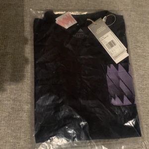 Real Madrid tröja - Helt oanvänd real Madrid limited edition tröja kvar i förpackning Skick: givetvis 10/10 Andra bilden är tagen från en annan likadan tröja för att visa hur den ser ut Pris diskuteras