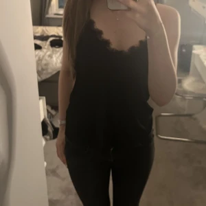 Nelly linne  -  lite tunnare linne ifrån nelly.  jag tycker det är lite stort tyvärr då banden inte är justerbara 💖