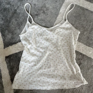 blommigt linne  - Säljer detta blommiga linnet från Brandy Melville!! Säljer p g a att den inte kommer till användning ❤️