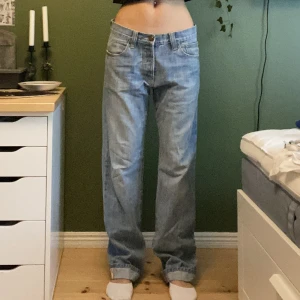 Jeans - Coola baggy jeans från dr denim. De har några små fläckar på vissa ställen men ingenting man tänker på🩵