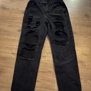 Svarta håliga jeans från SHEIN som är i bra skick! Knapp saknas då priset sänks💗