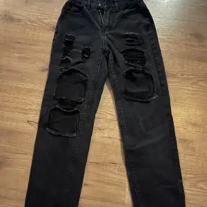 Svarta håliga jeans från SHEIN som är i bra skick! Knapp saknas då priset sänks💗