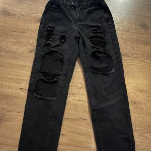 Svarta håliga jeans - Svarta håliga jeans från SHEIN som är i bra skick! Knapp saknas då priset sänks💗