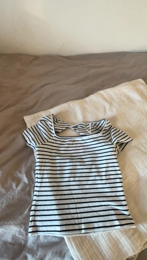 -randig tröja- - randig tröja från Gina trico, inte använd, ny skick. öppen i ryggen. storlek M men passar på mig som har storlek xs/s