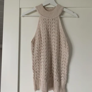 Virkad halterneck topp - Virkadtopp från Trendyol i storlek M✨ Använd en gång, väldigt bra skick 💘🩵🤍