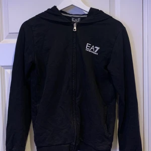 Armani tröja - Säljer min helt oanvända Armani tröja pga inte min stil, jätte bra skick inget fel på den. Kom priv för fler bilder✌️