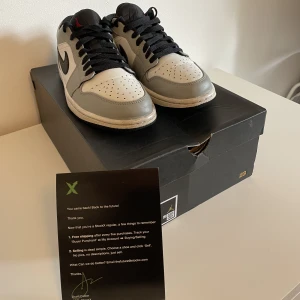 Jordan 1 Low ”Light Smoke” - Säljer ett par väldigt sparsamt använda Jordan 1 Low ”Light smoke”. Säljes i orginalbox, Storlek 40.  Nypris: 2000 