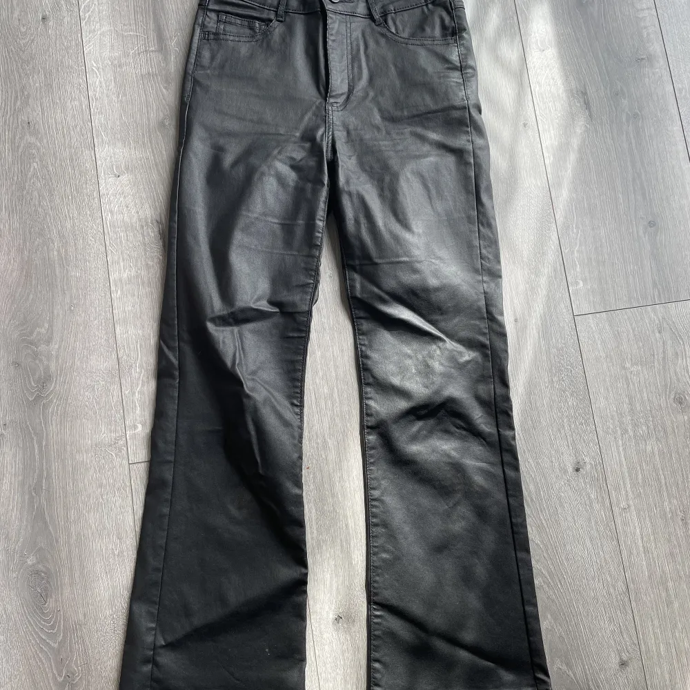 Svarta skinnimitation kickflare byxor från Vila💕. Jeans & Byxor.