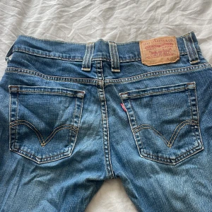 Levis jeans low waisted  - Dom går ut lite i benen. Dom är lite stora i midjan för mig som brukar ha s i byxor men dom är bra i längden👖