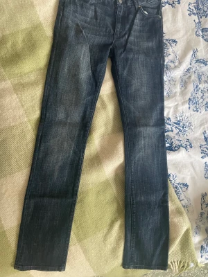 Tiger of Sweden jeans - Det står stl. 38, men de är ganska mycket mindre. De ser väldigt fina ut, bra kvalitet och tror inte de är användna alls. 