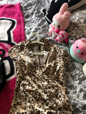 Leopard 💋 - Säljer denna super sköna blus för 100kr💋den är i storlek xs och ej använd ❤️passar inte mig dom har bh storlek C så nån med mindre bröst 