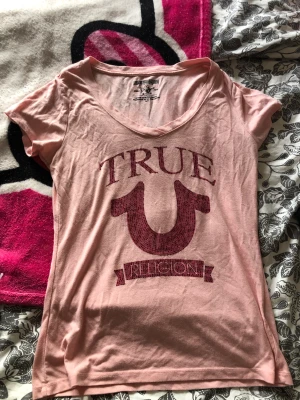 True religion 🩷 - Säljer denna super feta true tröjan för endast 225kr den är super fin och väldigt skönt material 