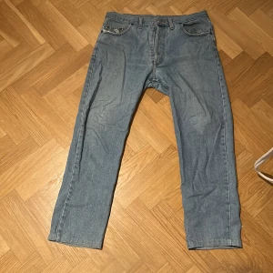 Levi ljusblåa - De har krympt mycket - skulle säga 34 på midjan och 32 längd