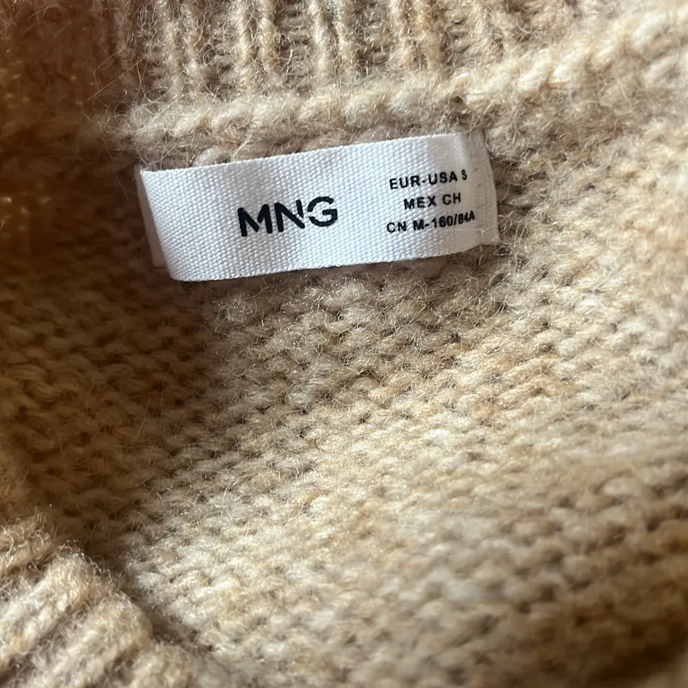 Säljer denna jättesöta laxrosa/ljusbruna tröjan från mango💞 använd ett fåtal gånger 💞. Stickat.