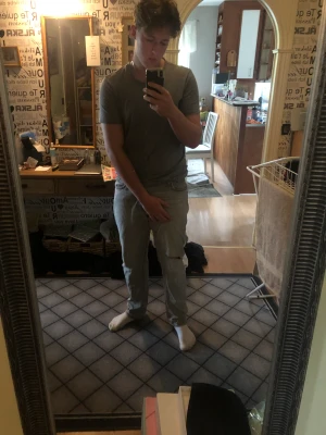 Jack & Jones loose / chris  - Säljer dessa för dem har fått ett hål vid knät som jag inte tycker passar mig, storlek 34/34. Ny pris 599 köpte dem i vintras tyvär inget kvitto kvar.