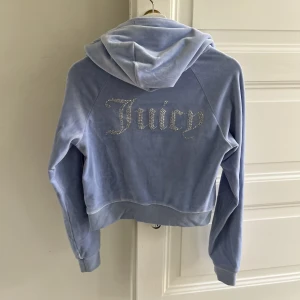 Helt oanvänd Juicy Couture kofta - En helt oanvänd Juicy Couture kofta i färgen blå. Helt ny, nypris 1200kr. 