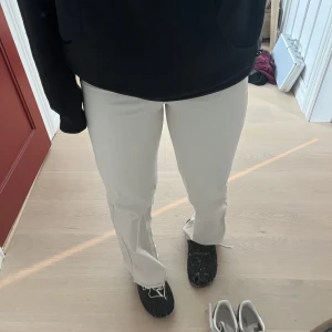 Vita jeans - Naturvita jeans, visar ej midjan på dem då de är för små, skriv för fler bilder!! Jättefina och långa i benen🥰