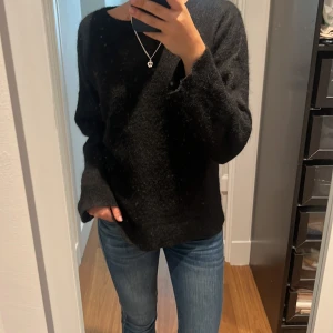 Stickad tröja - Säljer denna svarta mohair tröjan från & other stories. Jättefin och passar till allt! Storlek L men sitter mer som en S/M. Köparen står för frakten.