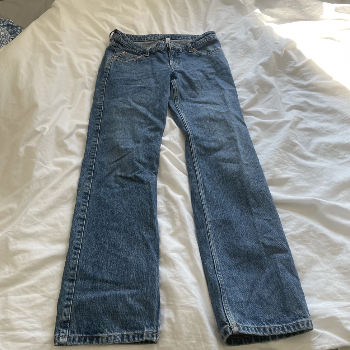 Weekday arrow low straight