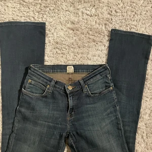 Lågmidjade/straightleg jeans💕💕 - Lågmidjade/straightleg jeans från Lee💕💕💕 Sömmarna på leemärket har gått upp lite men knappt nått som syns💕💕💕 Stretshiga i materialet så passar många storlekar💕
