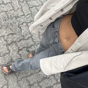 Ett par snygga low waisted jeans från Gina Tricot. De är långa på mig som är 173cm!🥰 Behöver du eller vill ha fler bilder så skicka privat😇 Nypris: 600kr