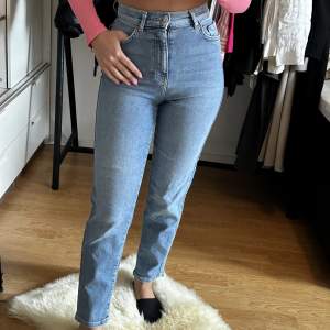 Ett par fina mom jeans från Gina tricot, som jag använt 2 gånger. 