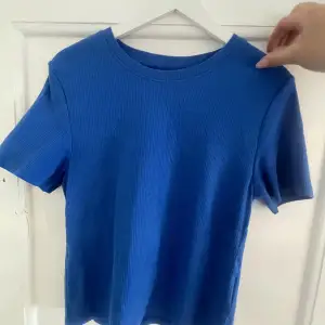 Vanlig blå ribbad t-shirt, aldrig använd.