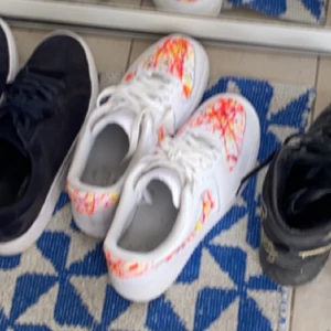 Air force 1  - Riktigt fräscha air force. Använt cirka 2 gånger. Skriv för fler bilder 