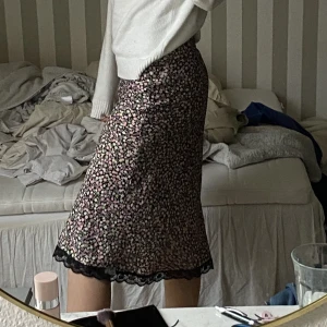 Blommig kjol - Super super fin klänning från hm! Perfekt till sommaren och super skönt material 