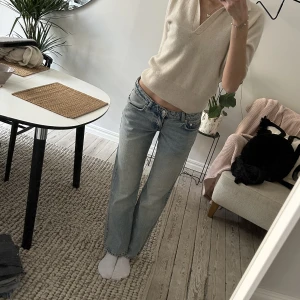 Weekday arrow jeans  - Så snygga jeans från weekday lågmidjade! är 173 och på mig går dom ner till hälen. Storlek 27