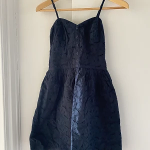 Klänning  - Supersöt sommarklänning i mörkblått från superdry💙