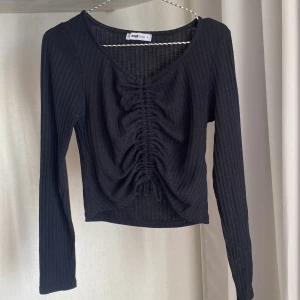 Topp - Svart topp från new yorker i storlek S men passar mig som är M. Använd väl under åren och har noppror men annars inget fel. 