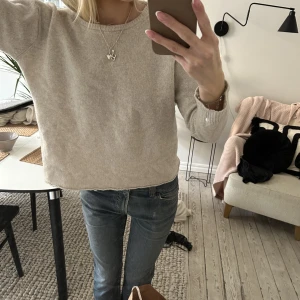Aplaca tröja från &otherstories - Så snygg beige stickad tröja i alpacka material, storlek S