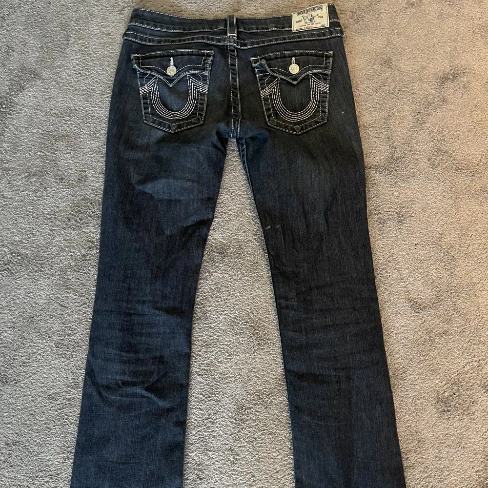 Säljer nu mina fina true religion jeans då de har blivit för stora i midjan. De är i fint skick och är inte skinny modell längst ner. Frågor om mått och liknande kan ställas i kommentarerna, pris kan diskuteras!!🫶🫶. Jeans & Byxor.