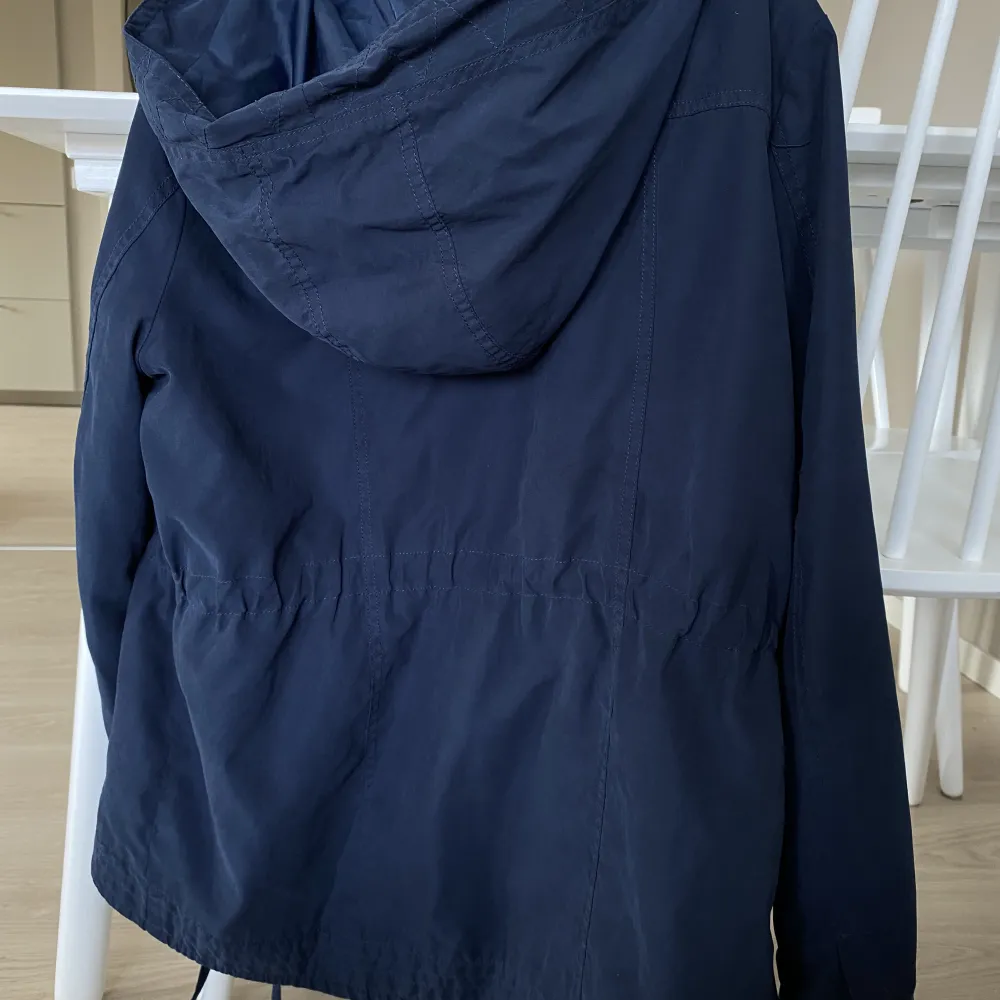 Vårjacka från vero moda. (Obs bilden motsvarar inte exakt jackan). Takit.