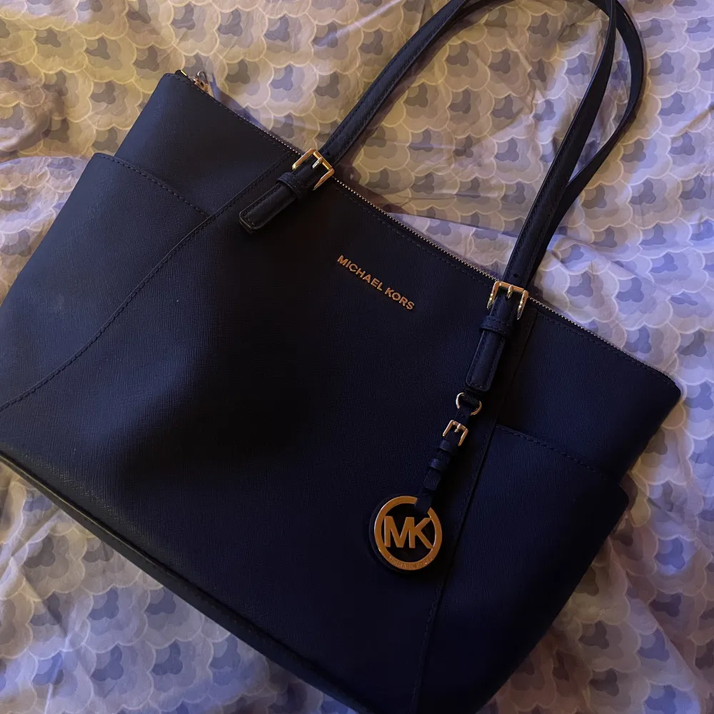 Michael kors väska i väldigt bra skick söker då den inte kommer till den användningen som jag tycker att den ska, inga defekter eller fel och är i väldigt fint skick! (Äkta). Väskor.