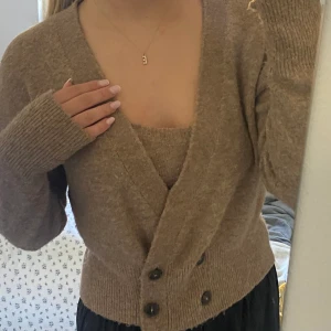 Stickat set - Superfint stickat set till både sommaren och hösten💗 Koftan är i M och toppen S men skulle säga det är storlek S