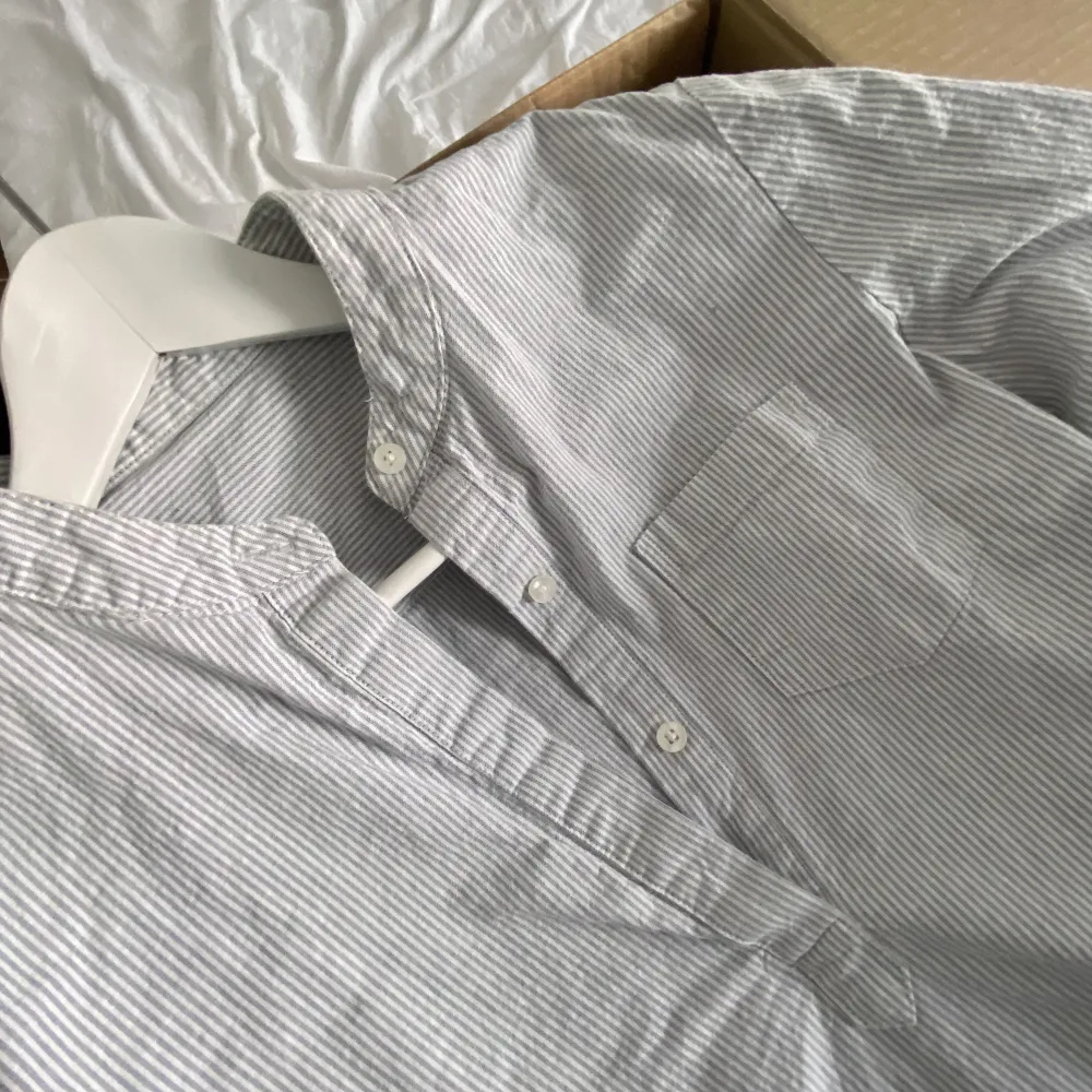 Superfin skjorta med blåa och vita ränder! Köpt från Sellpy men den var tyvärr för liten för mig. S/M men mer som en S.. Skjortor.
