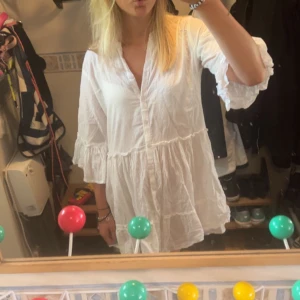klänning - superfin sommar klänning köpt på cypern💕 vet inte storleken på den men passar mig som vanligtvis är en S/M och är 173cm lång💕