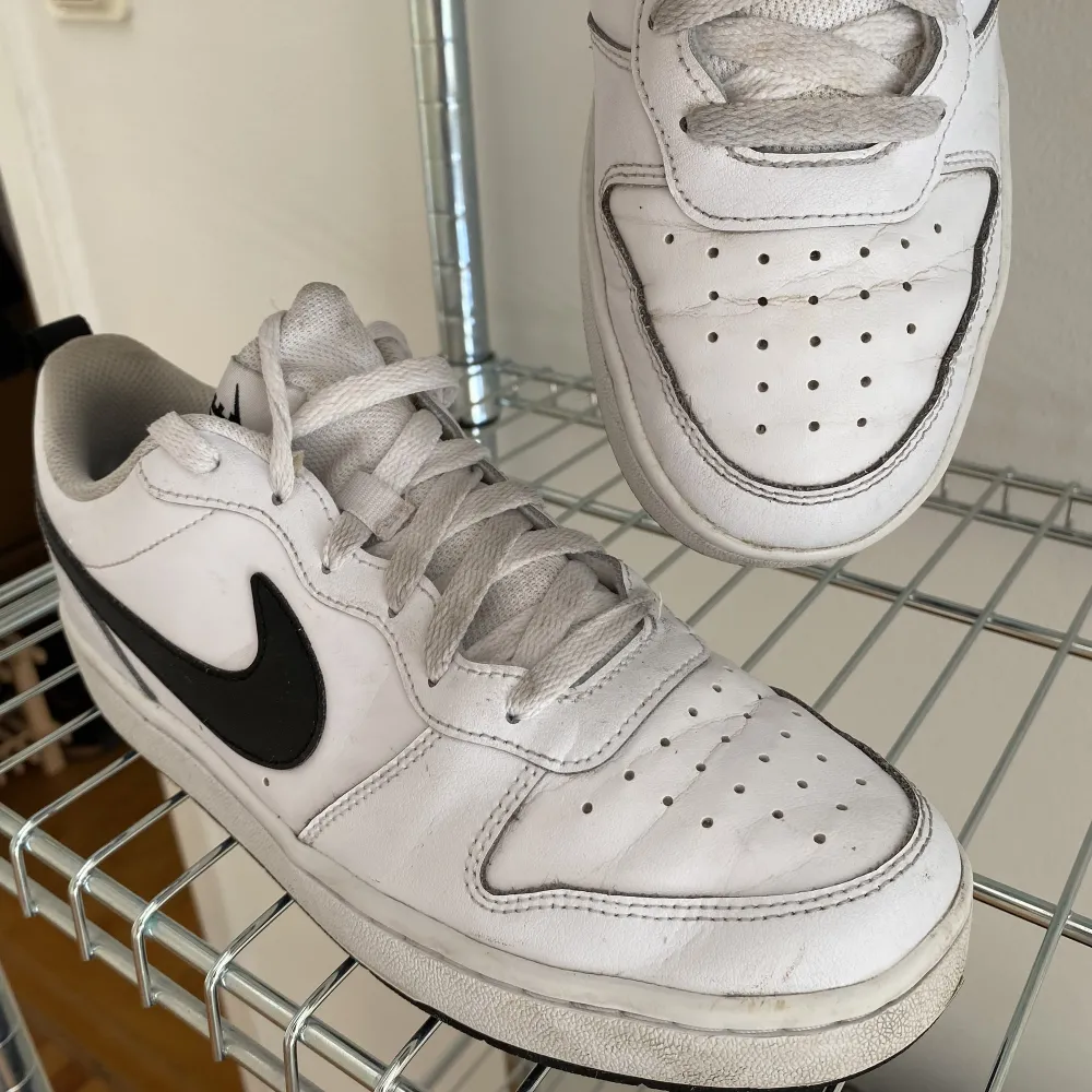 Nike skor i storlek 39!! Använda men i bra skick!! Går säkert att tvätta bort lite smuts/byta skosnören . Skor.